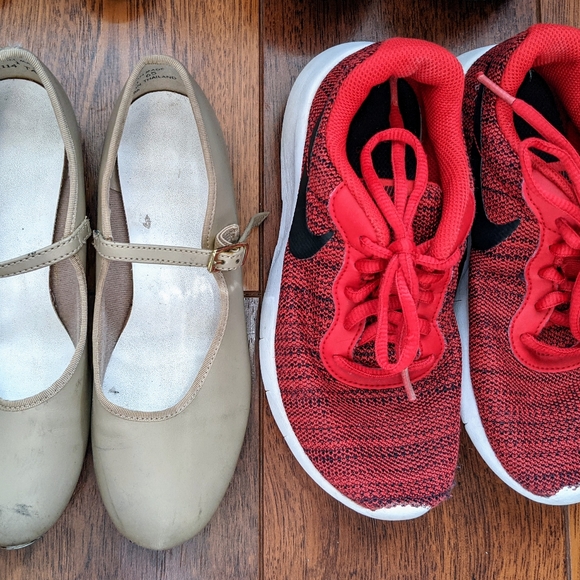 GENTLY USED CHILDREN'S SHOES - Picture 4 of 5